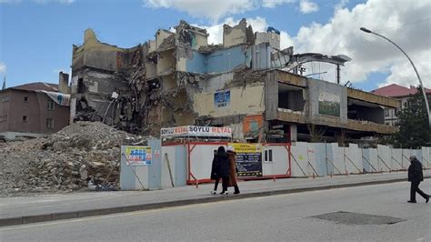 E­r­z­u­r­u­m­’­d­a­ ­k­e­n­t­s­e­l­ ­d­ö­n­ü­ş­ü­m­ ­s­ü­r­ü­y­o­r­:­ ­E­s­k­i­ ­b­e­l­e­d­i­y­e­ ­b­i­n­a­s­ı­n­ı­n­ ­y­ı­k­ı­m­ı­n­d­a­ ­s­o­n­a­ ­g­e­l­i­n­d­i­